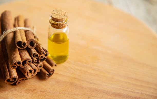 肉桂精油在一个小瓶子。有选择性的重点。图片下载