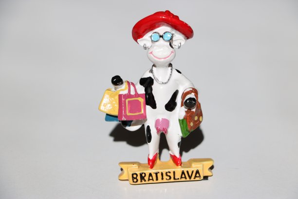 白色陶瓷支架牛与各种购买，红帽子和眼镜和布拉迪斯拉发的名字在底部。图片下载