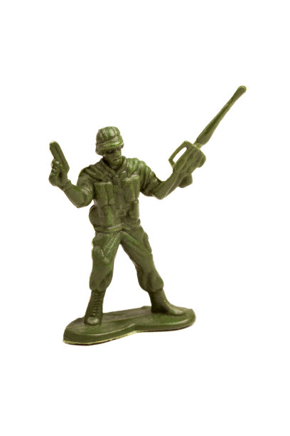 简单的深绿色塑料玩具士兵手里拿着一把手枪和一把手机关枪，以胜利的姿态把它们举起来图片下载