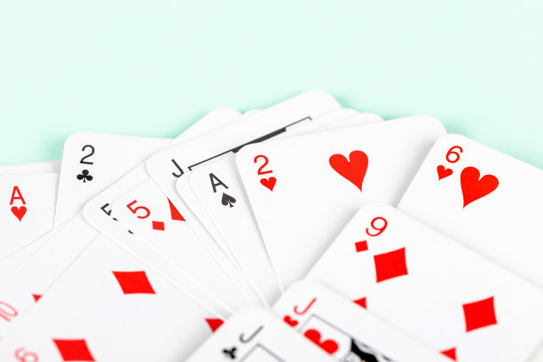 一大堆小小的分散的扑克牌，宏观的，特写的，桥牌。堆小卡片面对抽象的蓝色背景纹理。纸牌游戏、赌博、魔术和休闲概念图片下载