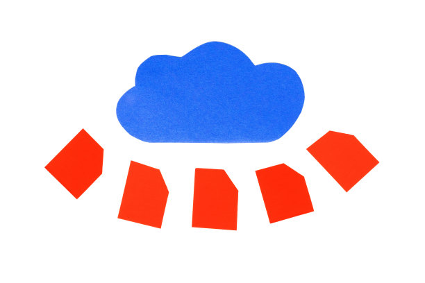 简单的红色文件夹，大量的文件在云抽象，云数据上传符号，云计算技术简化最小简化大数据概念，图标孤立在白色，简单的剪纸图片下载