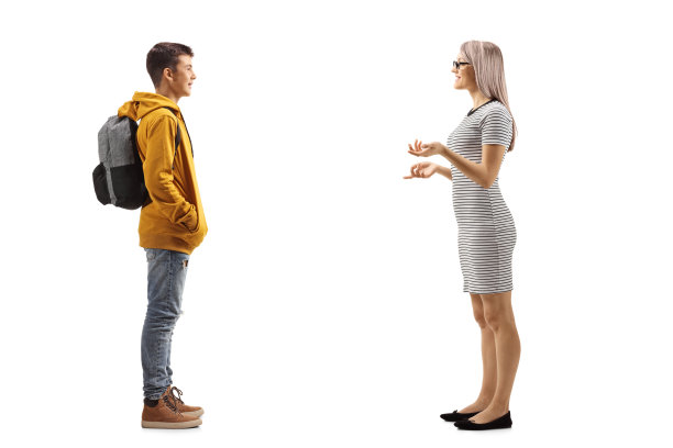 一个十几岁的男孩在和一个金发女郎谈话图片下载