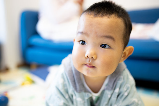 男孩躺在地板上素材图片