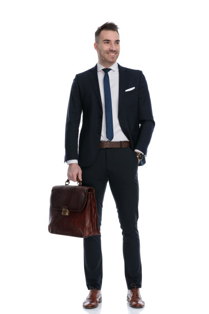 满怀希望的商人拿着公文包，微笑着看向别处图片下载