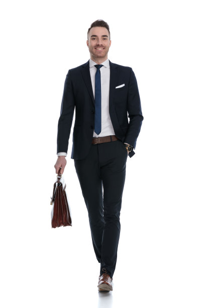 积极的商人拿着公文包，微笑着图片下载