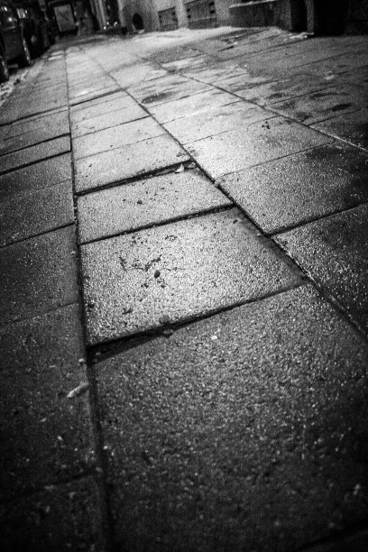 比利时布鲁塞尔的一个雨夜，人行道上的人行道图片下载