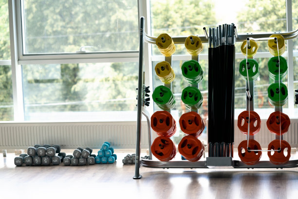 在健身房举重，近距离拍摄水平照片。图片下载