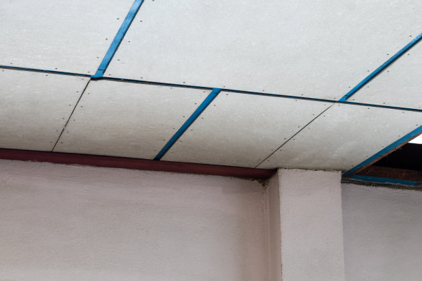 旧房间里的天花板准备翻新。图片下载