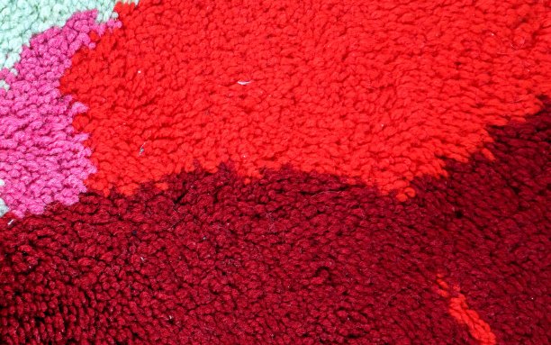 在面料市场上发现的不同颜色的布料和织物样品的详细近距离查看图片下载