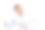 疲惫的男人在办公室工位用笔记本电脑工作，打哈欠并用手捂住脸图片下载