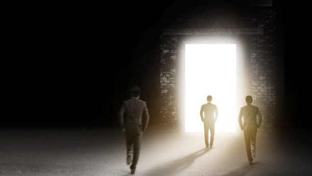 商人走在黑暗的房间里望着外面图片下载