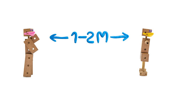 木制的娃娃与橡皮泥面具和字母表孤立在白色的背景图片下载