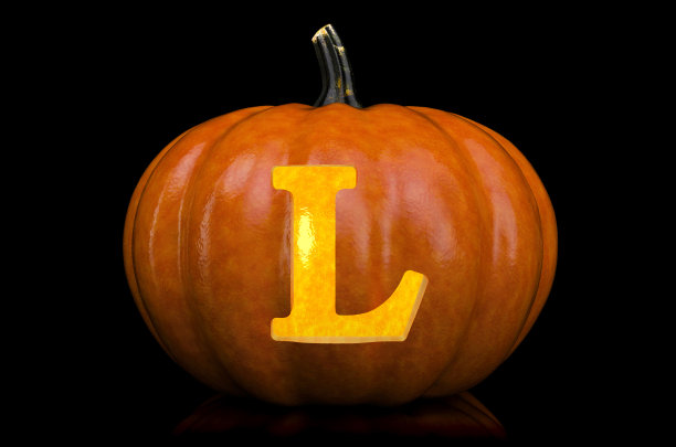 发光的字母L刻在南瓜上。万圣节字体黑色背景，3D渲染图片下载
