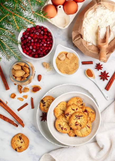 新鲜烘焙的自制圣诞饼干，有蔓越莓，杏仁，白巧克力，肉桂和八角。美味的节日饼干。文化遗产。有选择性的重点图片下载