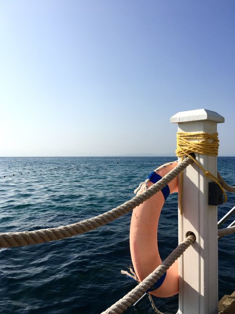 救生视图与海洋背景图片下载