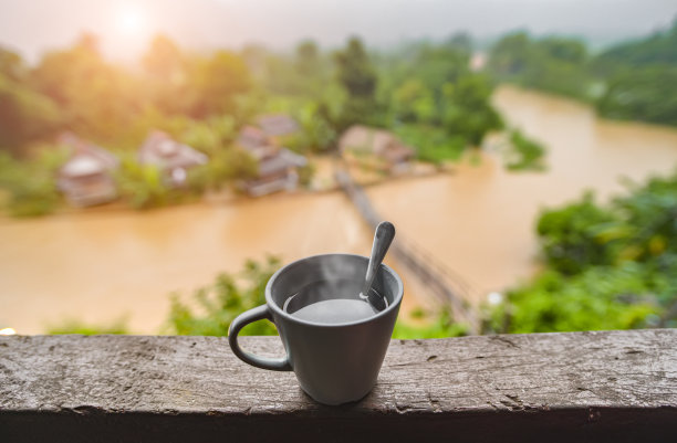 热咖啡和河流自然景观。图片下载