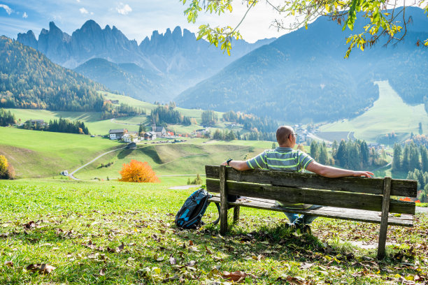 坐在长凳上的男人。图片下载
