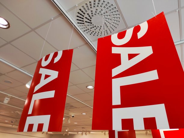 服装店的促销标志。图片下载