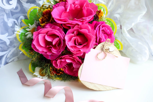 贺卡的设计。一束粉红色的玫瑰和放置文字的地方图片下载