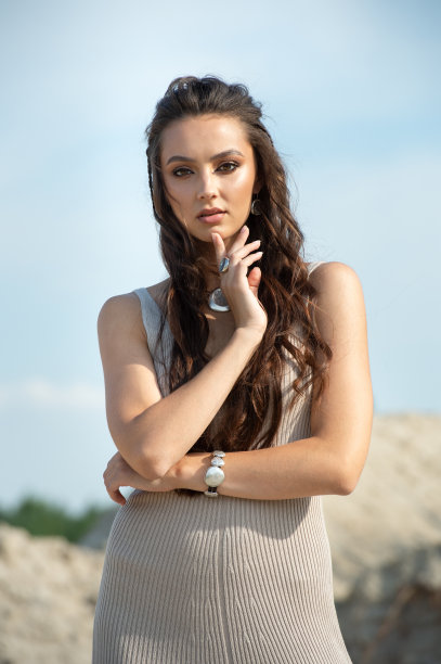 近距离拍摄优雅的美女，晒黑的完美皮肤，性感的嘴唇，图片下载