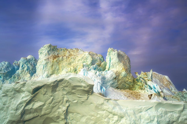极地夜晚落日余晖下漂浮的冰川图片下载
