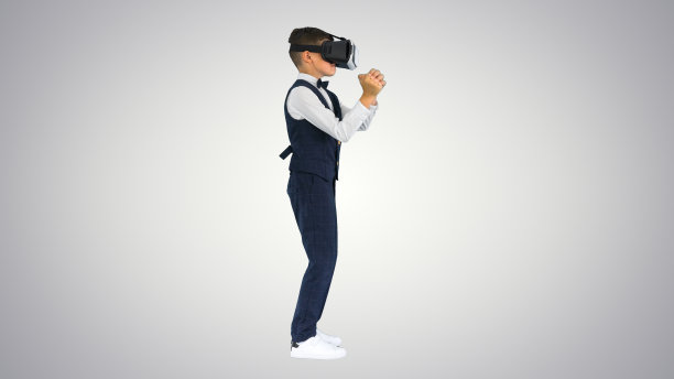 穿着正式的男孩在虚拟现实gog玩剑游戏图片下载