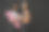 两个年轻迷人的女性朋友看起来完美和健康的谈话后，休息与黑色背景。两位女性在健身房里从锻炼中得到了放松和快乐。图片下载