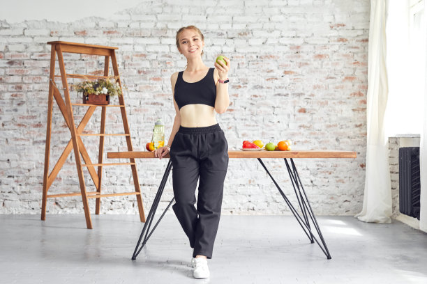 手持美味苹果的顽皮女人。健康有机和维生素食品的概念。图片下载