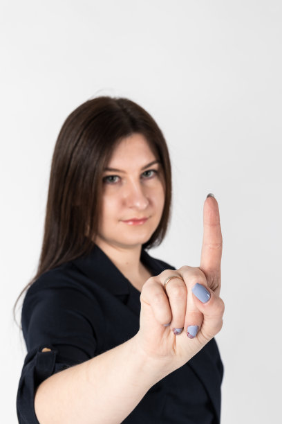 穿蓝色衣服的年轻女子正在按虚拟按钮。图片下载