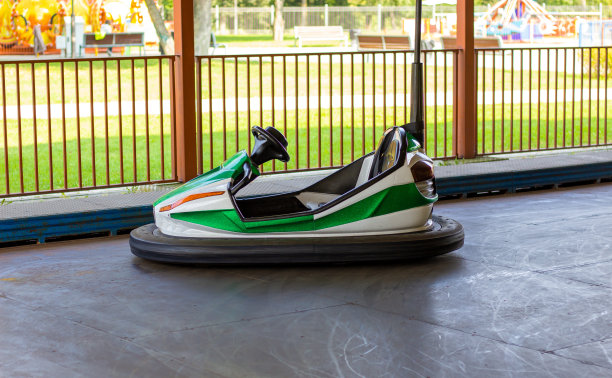 儿童的吸引力与多彩的电动汽车。家庭度假。游乐园。图片下载