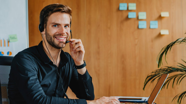 快乐销售员客服支持代理人在耳机服务热线代表在办公室聊天图片下载
