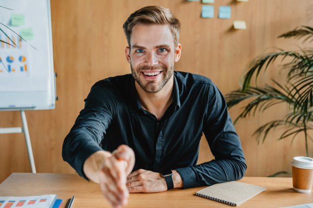 商务顾问在镜头前伸出手握手，概念合作，欢迎面试图片下载