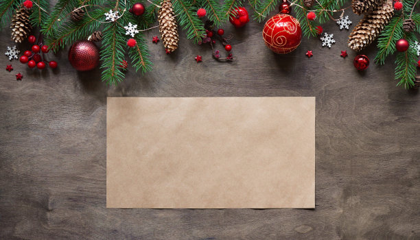 圣诞或新年的背景，圣诞装饰简单的组成红球，锥形，雪花和杉树枝在木制的背景，平铺，空白的问候文字，复制空格图片下载