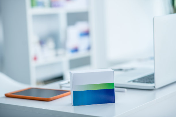 桌上放着笔记本电脑、平板电脑和装药包图片下载