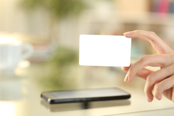 家里有个女人手里拿着一张空白信用卡图片下载