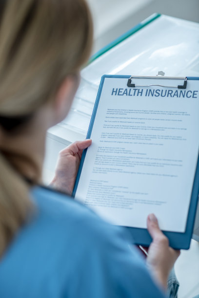 近距离观看一位女士阅读健康保险协议的照片图片下载