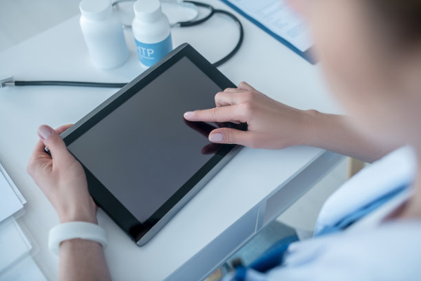 一个人拿着平板电脑，在网上搜索一些东西图片下载