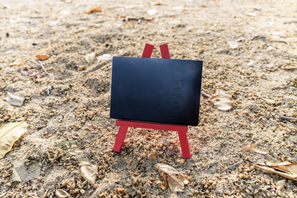 黑色的黑板放在红色的架子上。图片下载
