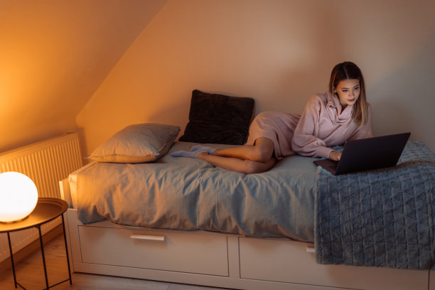 与朋友保持联系图片下载