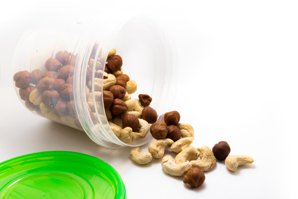 混合坚果从森林榛子和腰果从一个罐子在一个白色孤立的背景微距照片图片下载