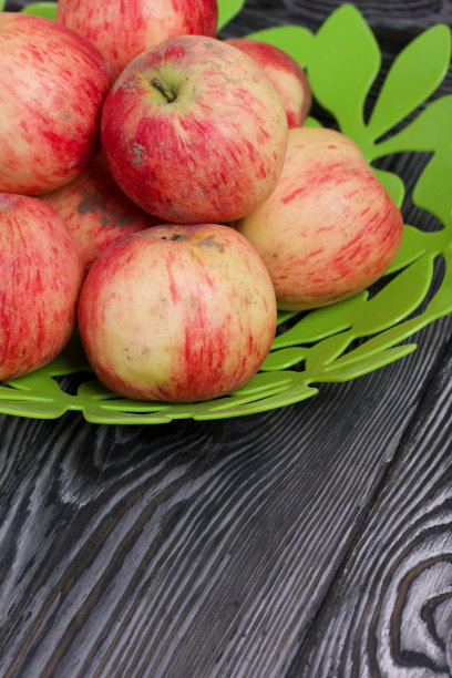 花瓶里的苹果。在拉丝板上，涂成黑色和白色。图片下载