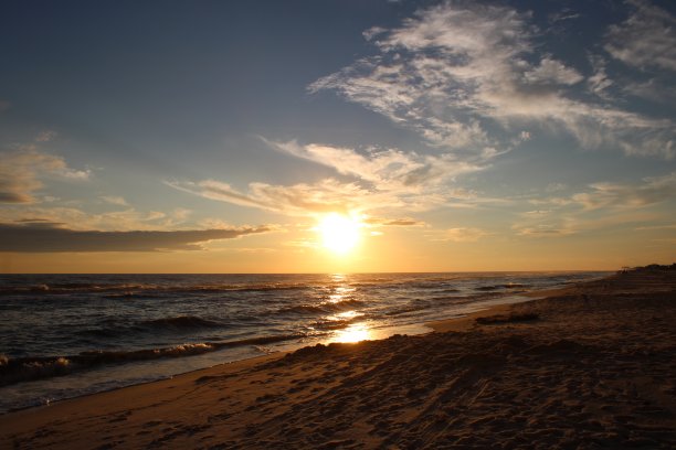 海滩上美丽的日落图片下载