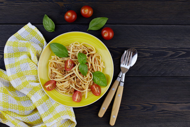 意式扁面，配辣番茄酱和樱桃番茄图片下载