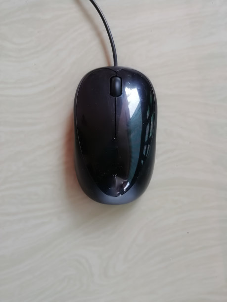 电脑鼠标被隔离在白色的表面上图片下载