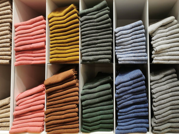 货架上五颜六色的袜子图片下载