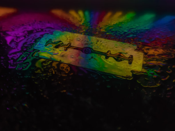 闪亮的金属刀片，顶部有五颜六色的灯图片下载