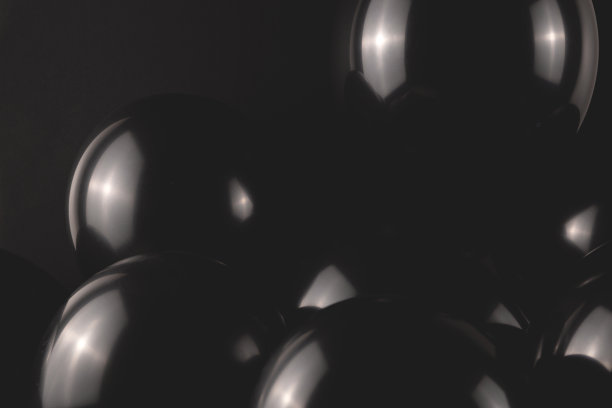 黑色光滑的球与亮点。万圣节的背景图片下载