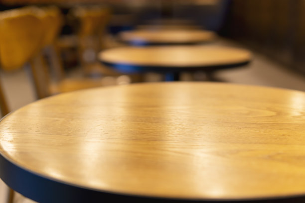 一个咖啡馆里的空桌子和椅子的特写图片下载