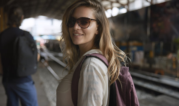 走在铁轨旁边的年轻女子图片下载