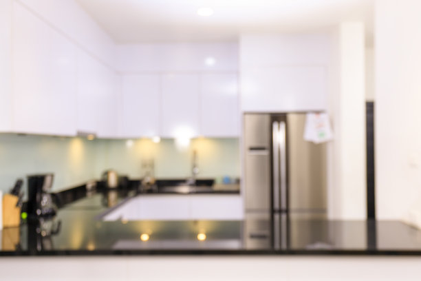 模糊厨房内部和桌面空间的桌面家庭背景。图片下载